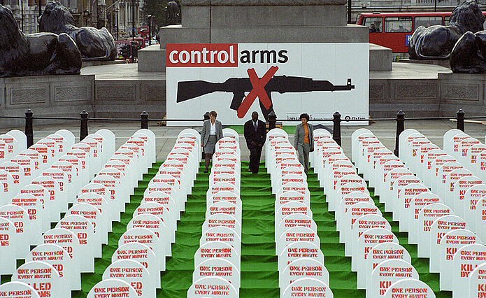 La presentación internacional de la campaña "Armas bajo control" tuvo lugar en Trafalgar Square. En la plaza se instaló un cementerio de tamaño natural. Se colocaron cientos de lápidas que representan al medio millón de personas que mueren cada año a causa de la violencia armada, una cada minuto.