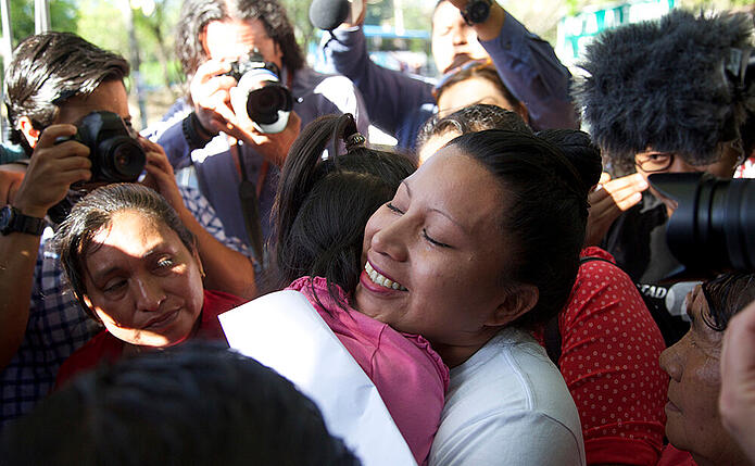 Teodora Vásquez abraza a su familia tras ser liberada del Centro de Readaptación de Mujeres, en Ilopango, El Salvador, el 15 de febrero de 2018. Teodora cumplía una condena desde 2008 por sufrir un aborto.