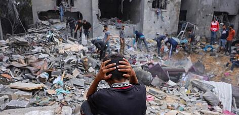 Un niño en Gaza se echa las manos a la cabeza ante la magnitud de la destrucción que presencia