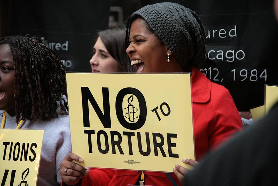 Activistas de Amnistía Internacional se manifiestan junto a supervivientes de tortura durante la conferencia sobre derechos humanos que tuvo lugar en Chicago, Illinois, en 2014