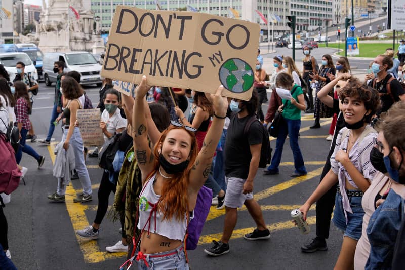 Activistas medioambientales de toda Europa organizaron protestas para exigir a los líderes que tomen medidas más contundentes para frenar el cambio climático. 