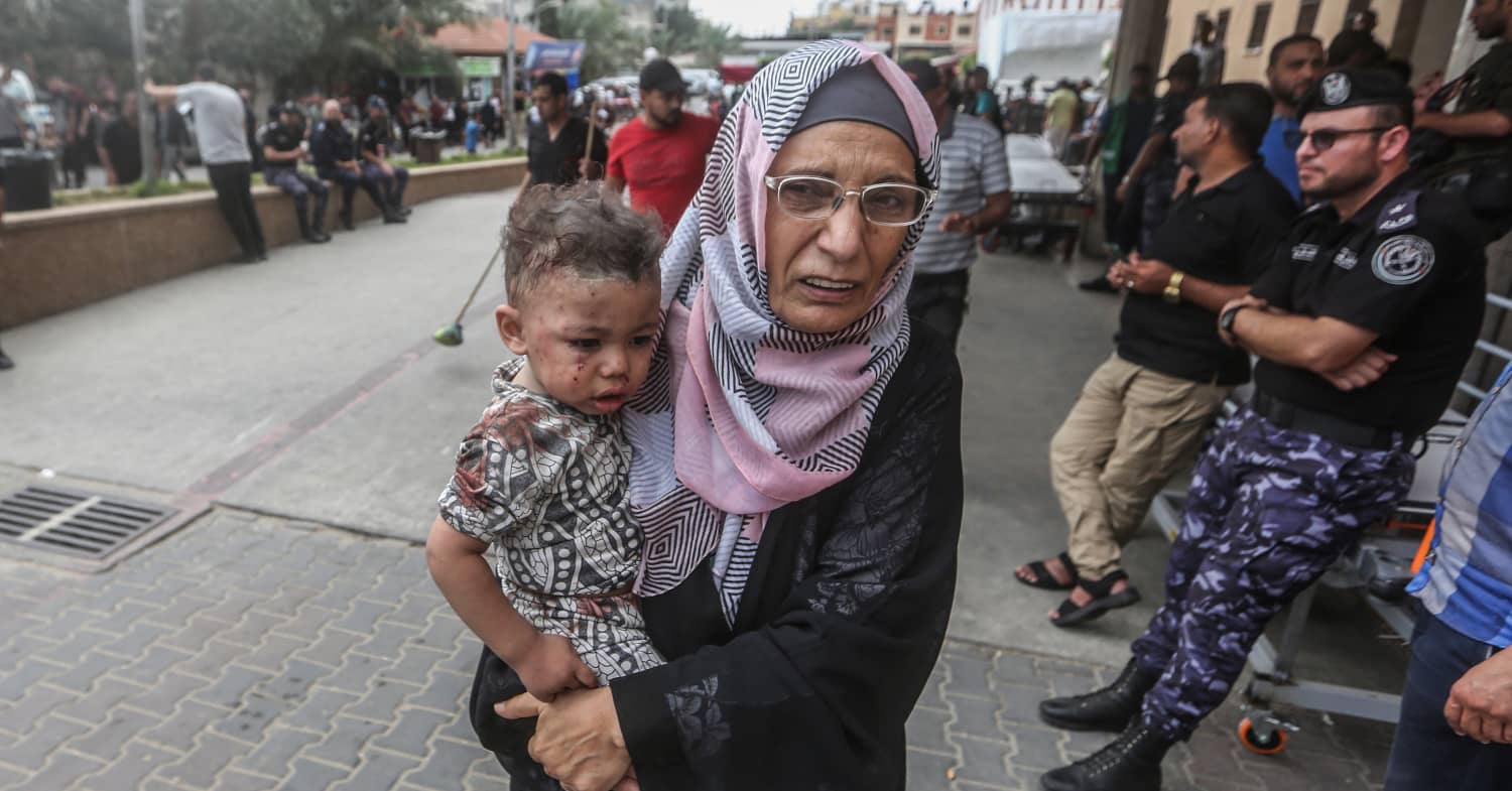 Una mujer palestina lleva un menor al hospital